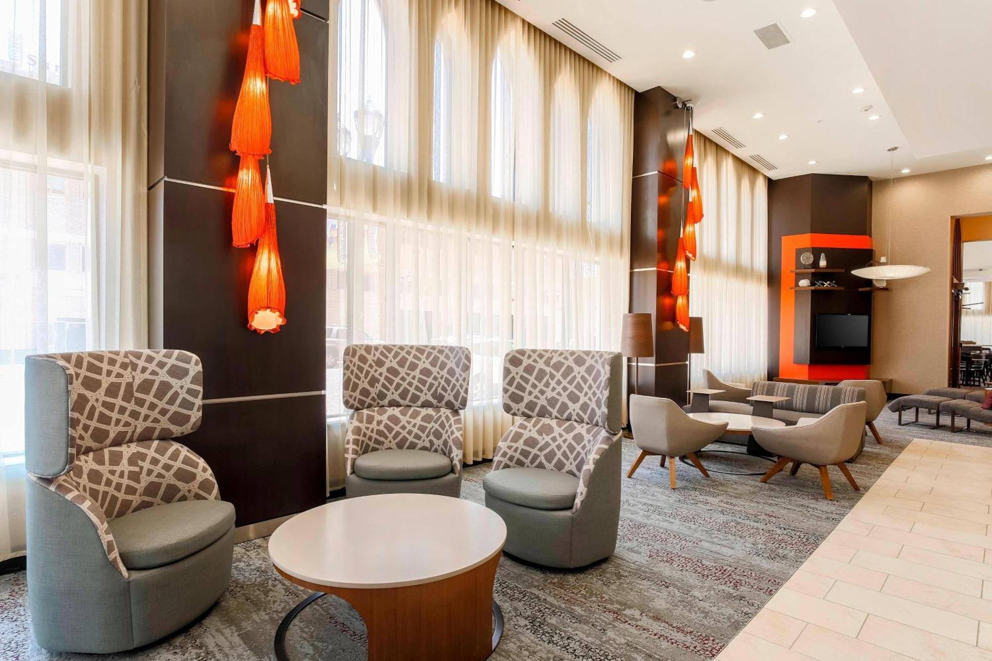 Courtyard By Marriott Downtown